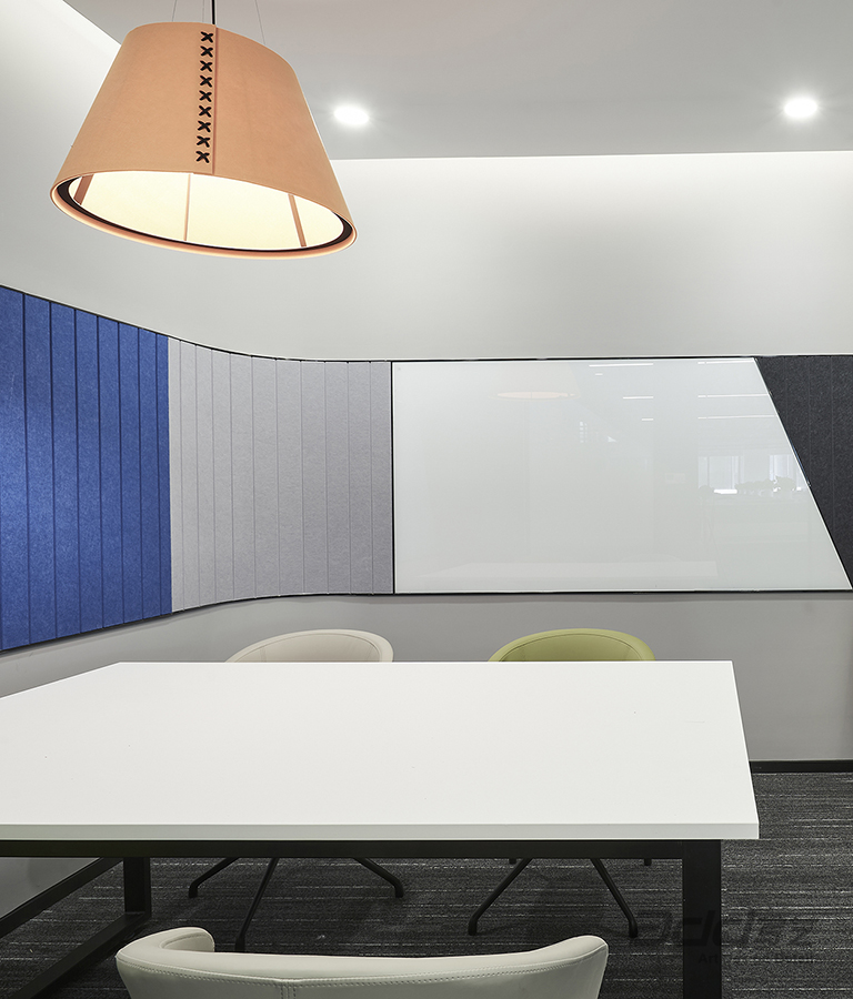 移遠通信辦公室裝修設計-藍色空間會議區-pc